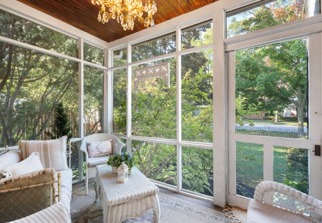 House in Niagara-on-the-Lake - NEW! Chateau Blanc - Luxury French Inspired Getaway House in Niagara-on-the-Lake - NEW! Chateau Blanc - Luxury French Inspired Getaway