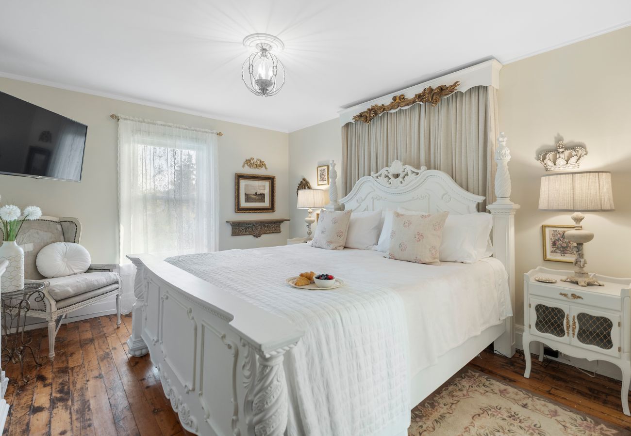 House in Niagara-on-the-Lake - NEW! Chateau Blanc - Luxury French Inspired Getaway