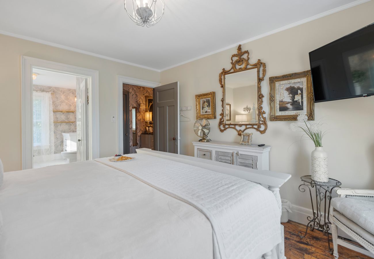 House in Niagara-on-the-Lake - NEW! Chateau Blanc - Luxury French Inspired Getaway