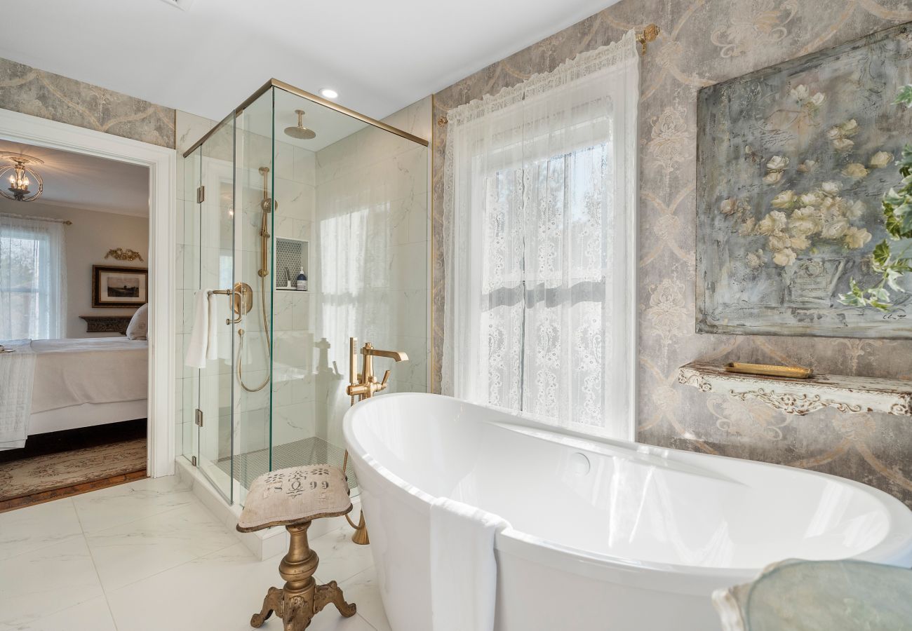 House in Niagara-on-the-Lake - NEW! Chateau Blanc - Luxury French Inspired Getaway