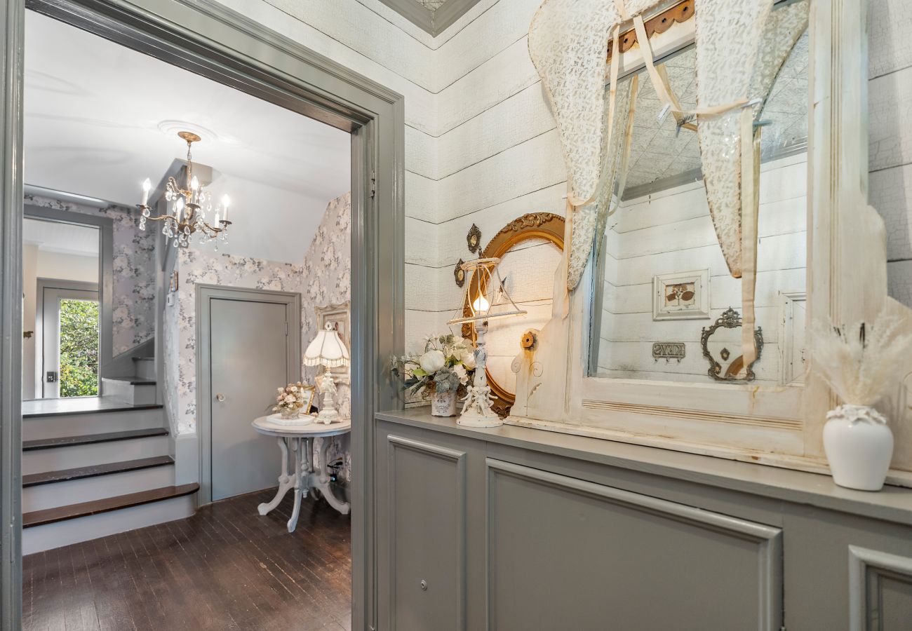 House in Niagara-on-the-Lake - NEW! Chateau Blanc - Luxury French Inspired Getaway