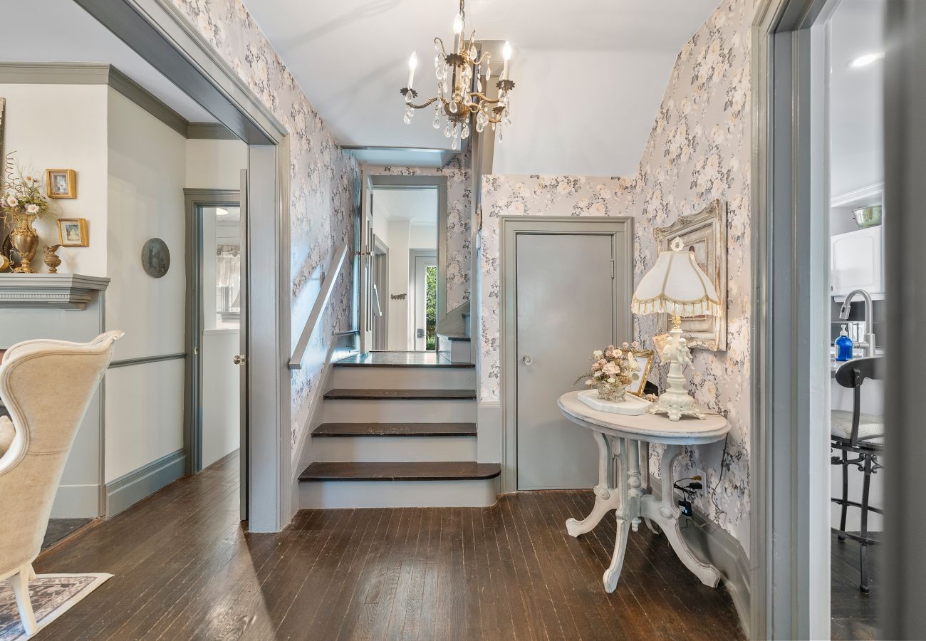 House in Niagara-on-the-Lake - NEW! Chateau Blanc - Luxury French Inspired Getaway