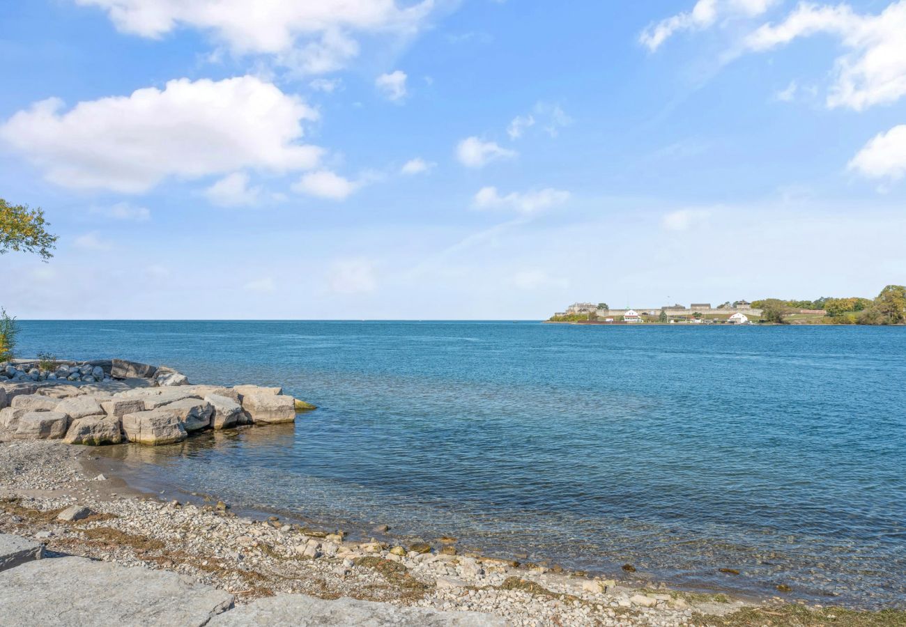 House in Niagara-on-the-Lake - NEW! Niagara Riverview, Backs onto River